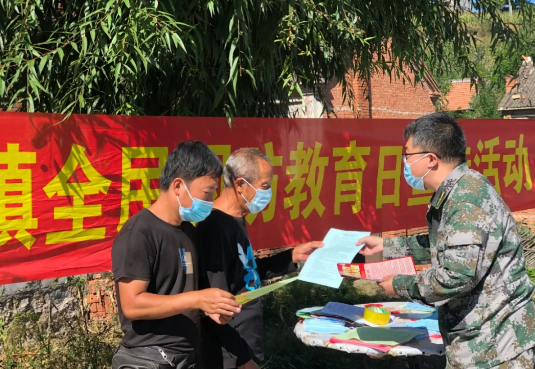 青河镇开展全民国防教育日宣传活动