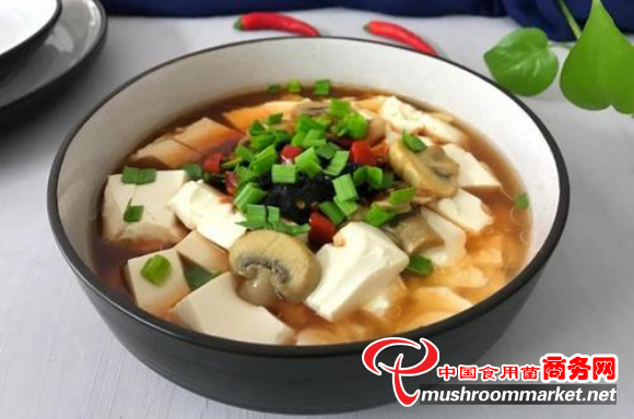 蘑菇烧豆腐，简单营养的家常美味